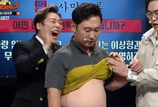 "헬스보이"로 불리던 개그맨, 확 달라진 뱃살로 나타난 근황