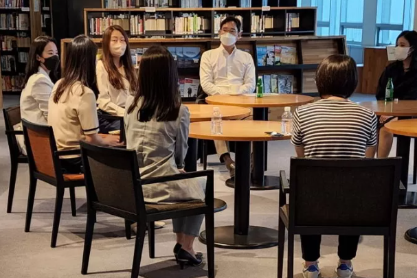 "삼성 회장앞에 아이폰 들이민 용자" 알고보니 과거에 방송출연도 했었던 그녀의 진짜 목적